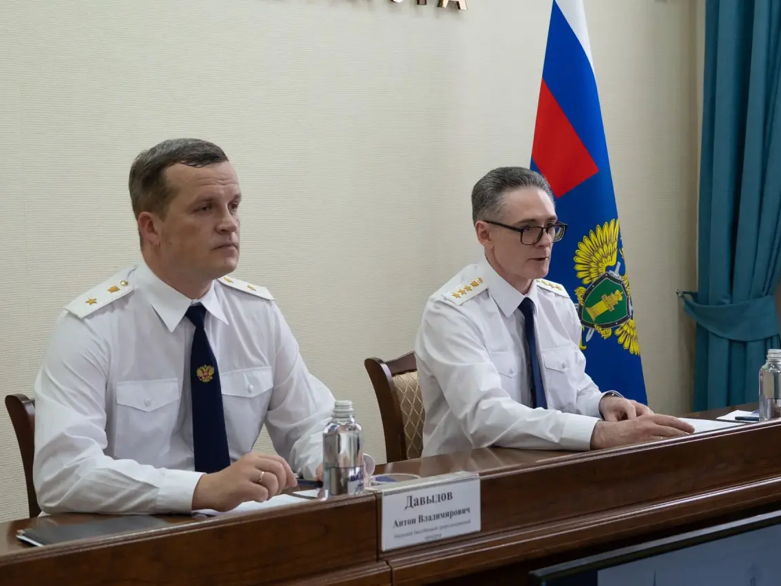 Первый заместитель Генерального прокурора Российской Федерации Анатолий Разинкин представил Амурского бассейнового природоохранного прокурора Антона Давыдова.